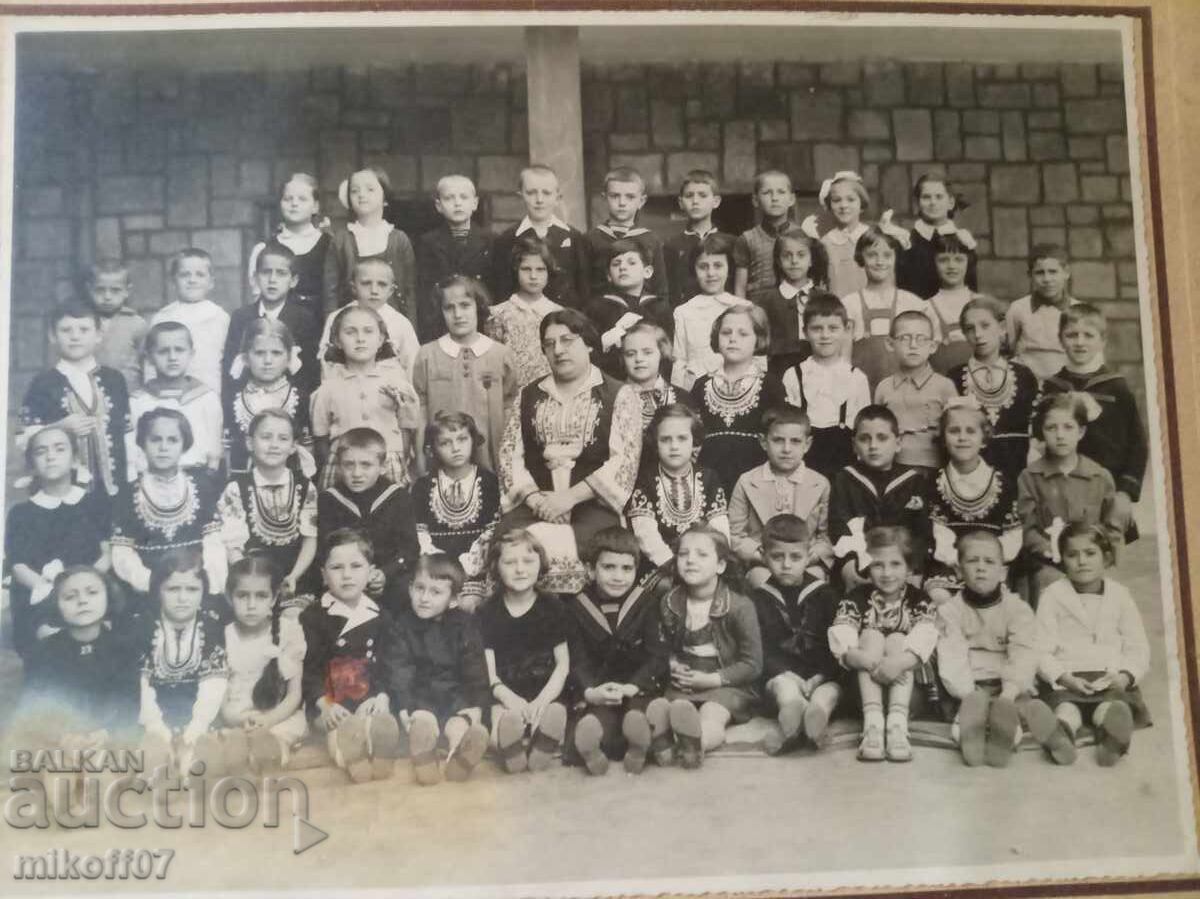 Fotografie pe carton elevi Sofia 1939 cu preț € 10.00 | 19.56 BGN Fotografie pe carton elevi Sofia 1939 cu preț € 10.00 | 19.56 BGN