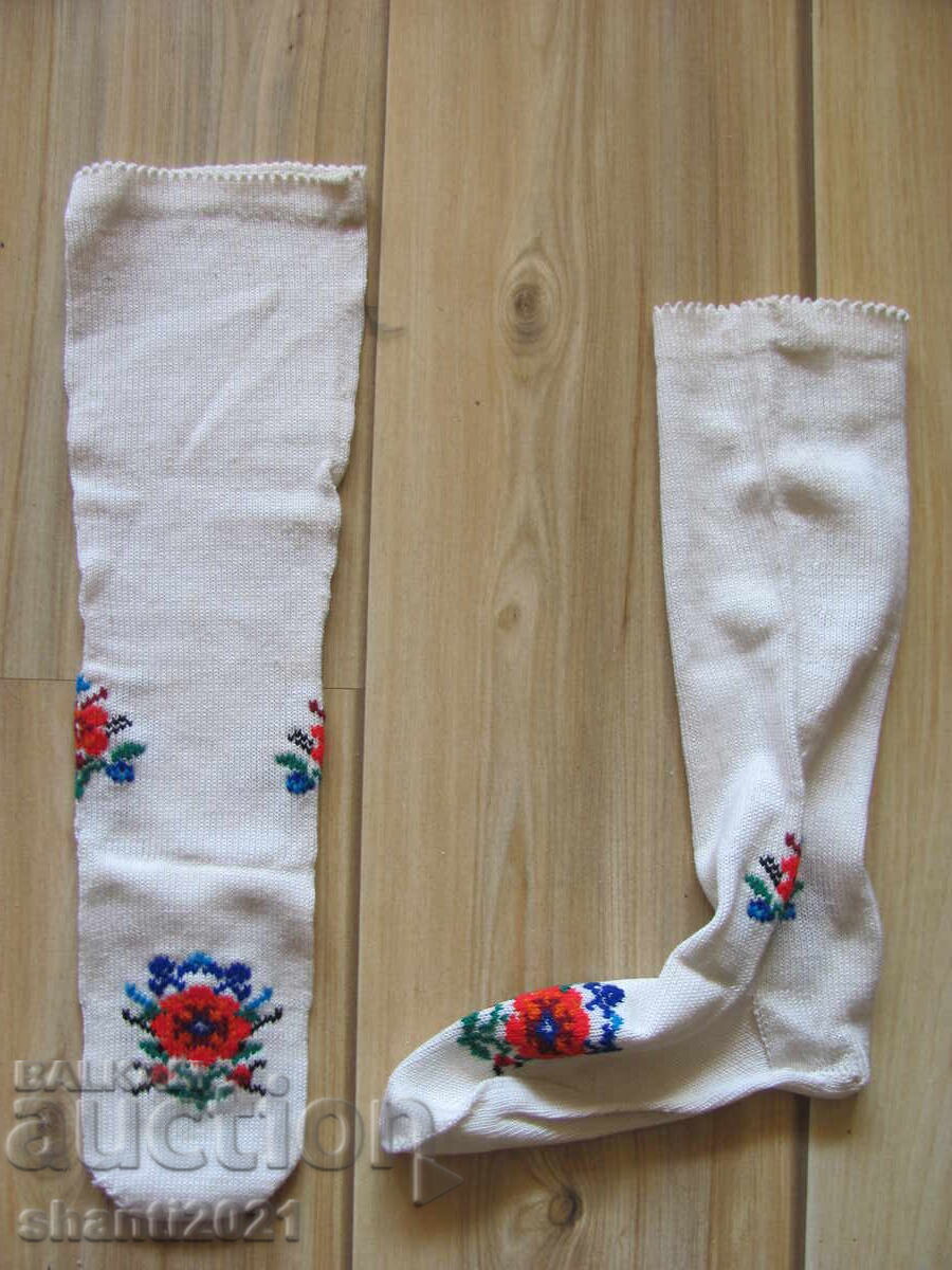 Чорапи за носия , ръчна бродерия с цена € 35.00 | 68.45 лв.