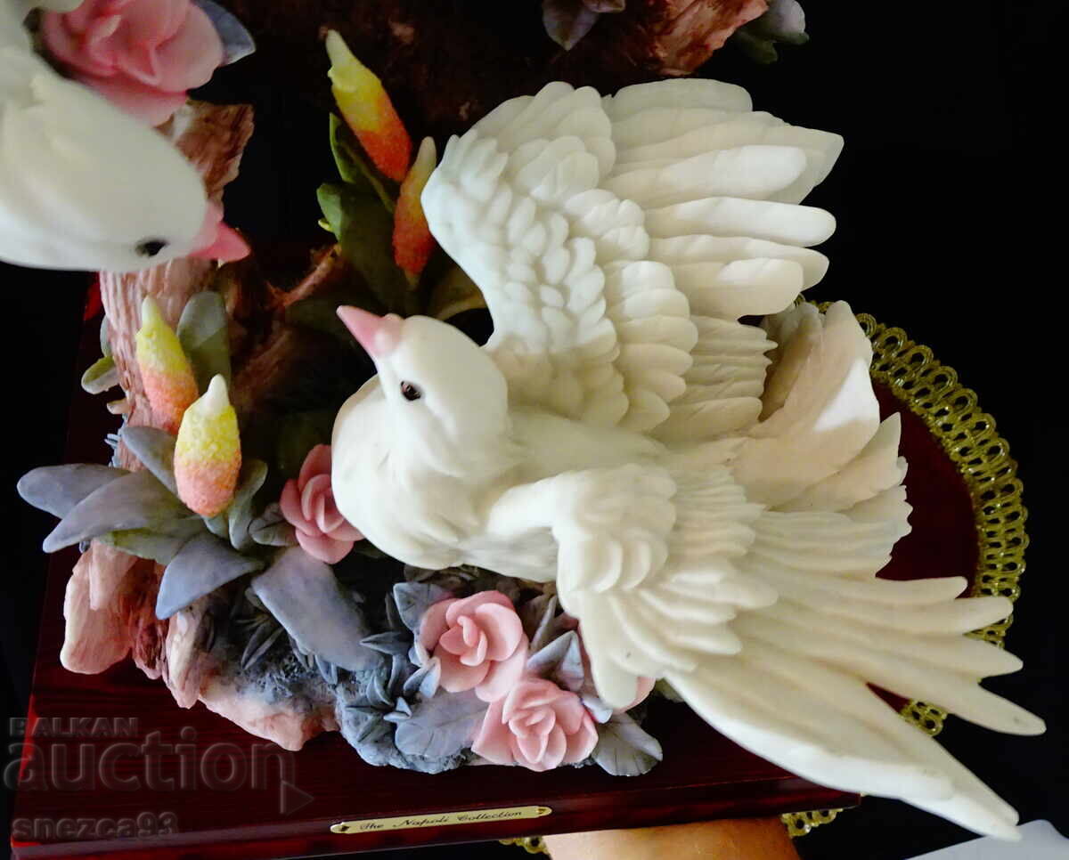 Sculptură din porțelan Porumbei albi, Napoli Collection 2.5 kg cu preț € 119.00 | 232.74 BGN Sculptură din porțelan Porumbei albi, Napoli Collection 2.5 kg cu preț € 119.00 | 232.74 BGN