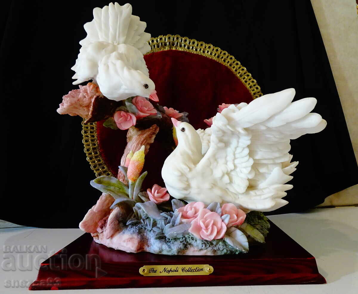 Sculptură din porțelan Porumbei albi, Napoli Collection 2.5 kg Sculptură din porțelan Porumbei albi, Napoli Collection 2.5 kg
