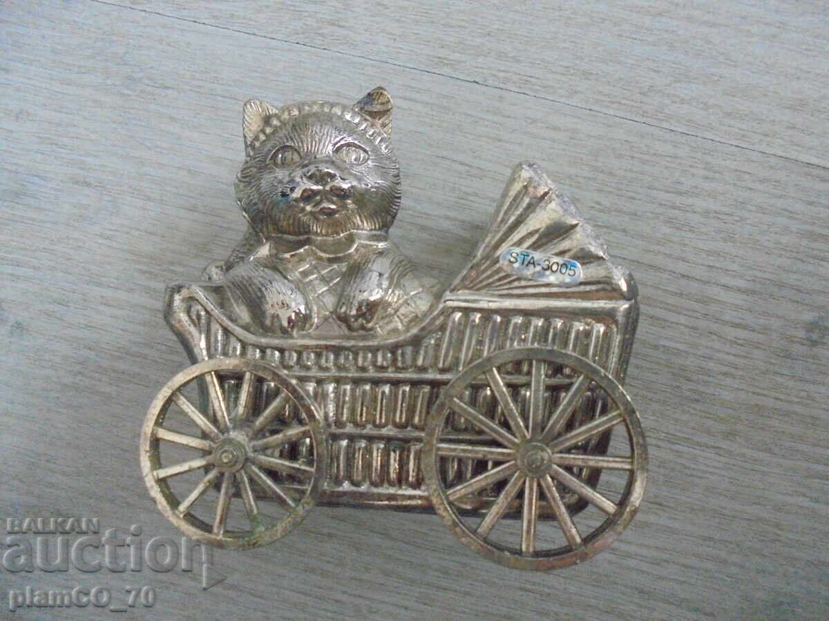 №*8662 Стара метална детска касичка – Коте в количка с цена € 9.90 | 19.36 лв.