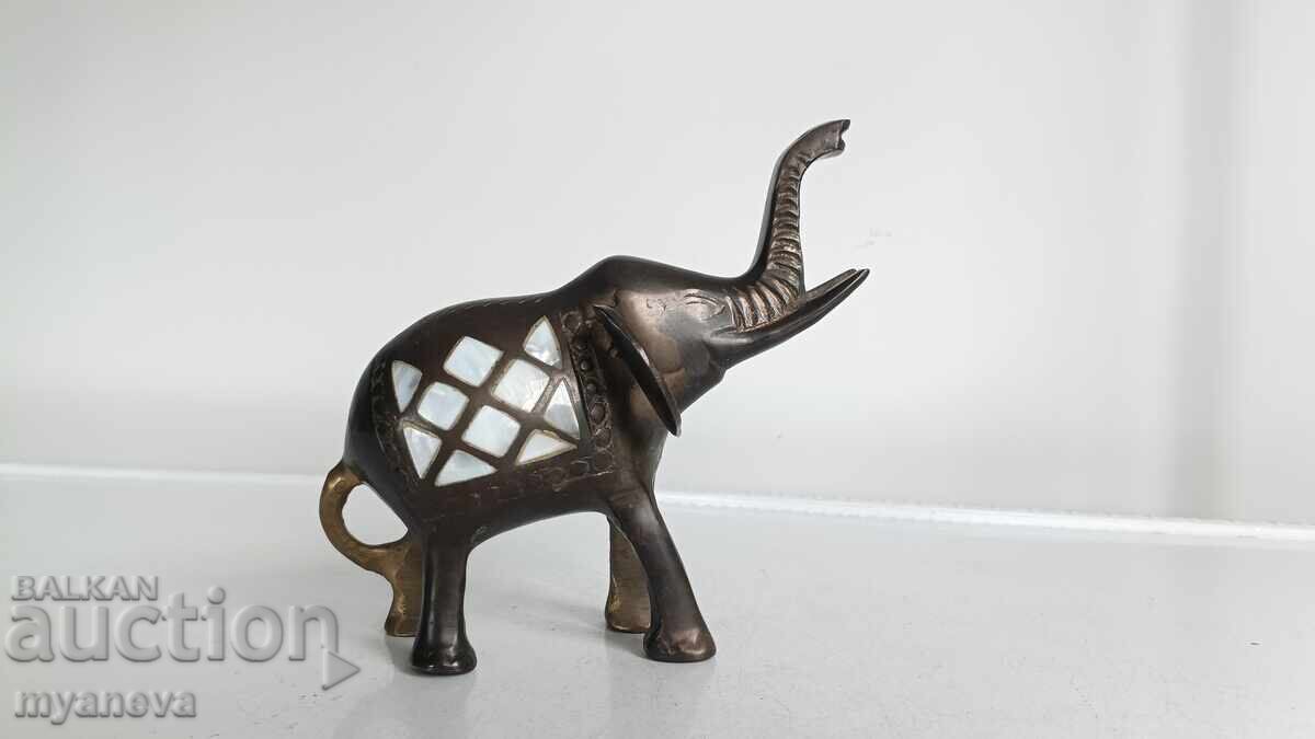 Statuetă vintage cu elefant, simbol al norocului cu preț € 40.00 | 78.23 BGN Statuetă vintage cu elefant, simbol al norocului cu preț € 40.00 | 78.23 BGN
