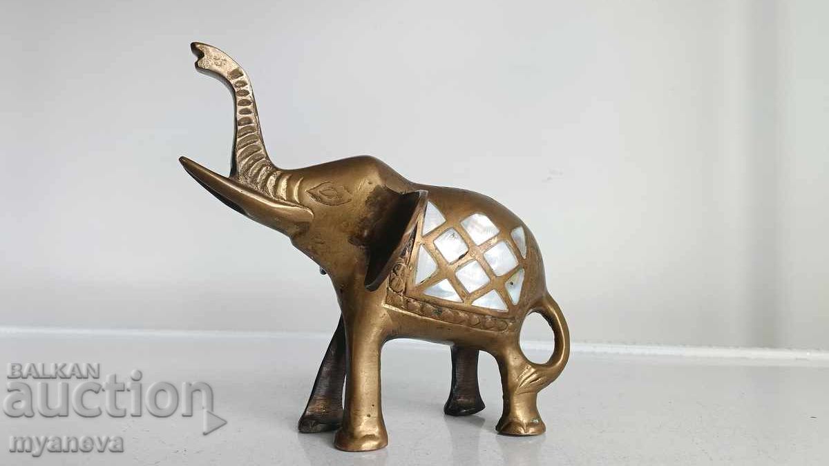 Statuetă vintage cu elefant, simbol al norocului Statuetă vintage cu elefant, simbol al norocului
