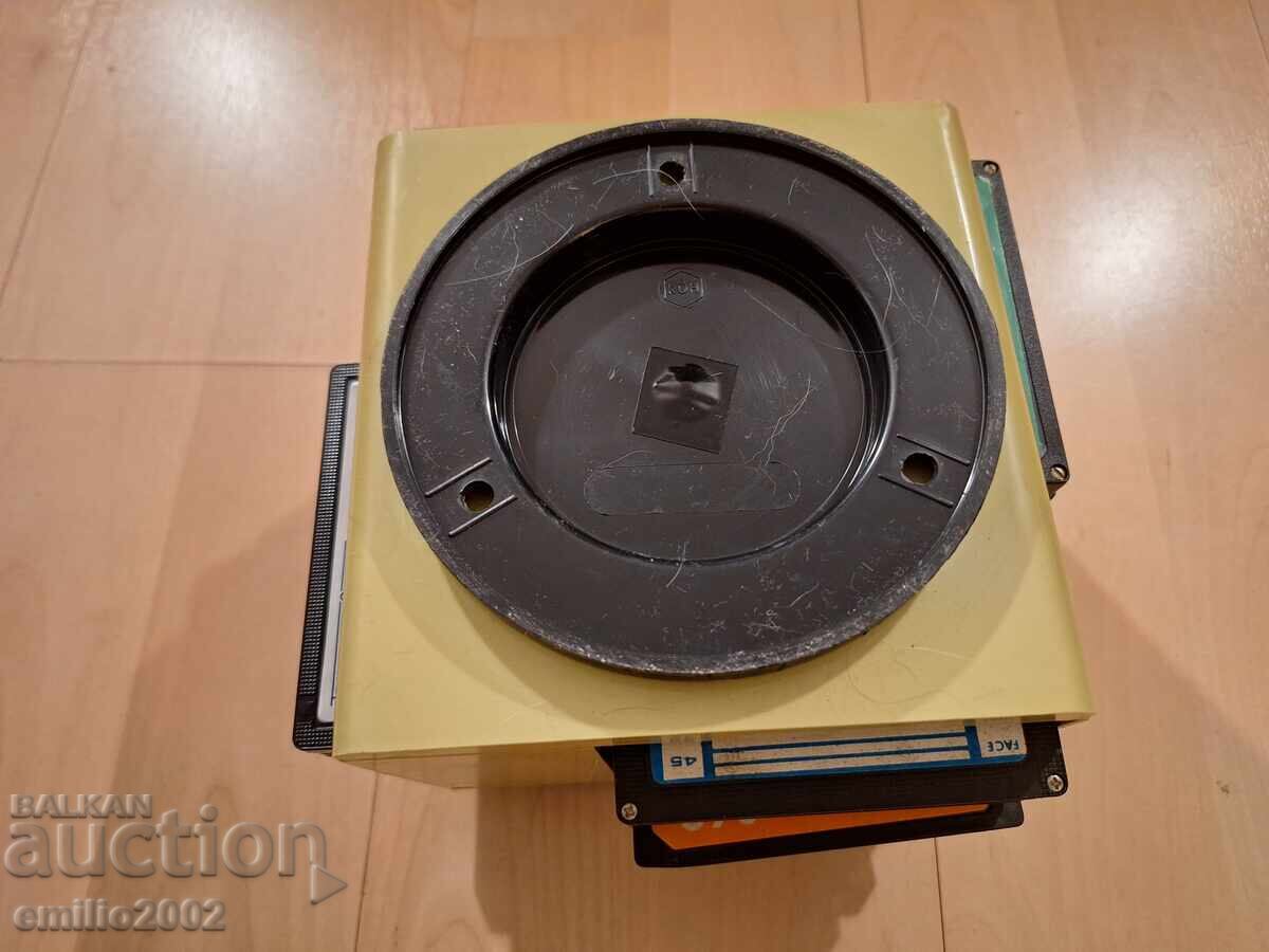 Delivery of 32 audio cassettes in a carousel rack