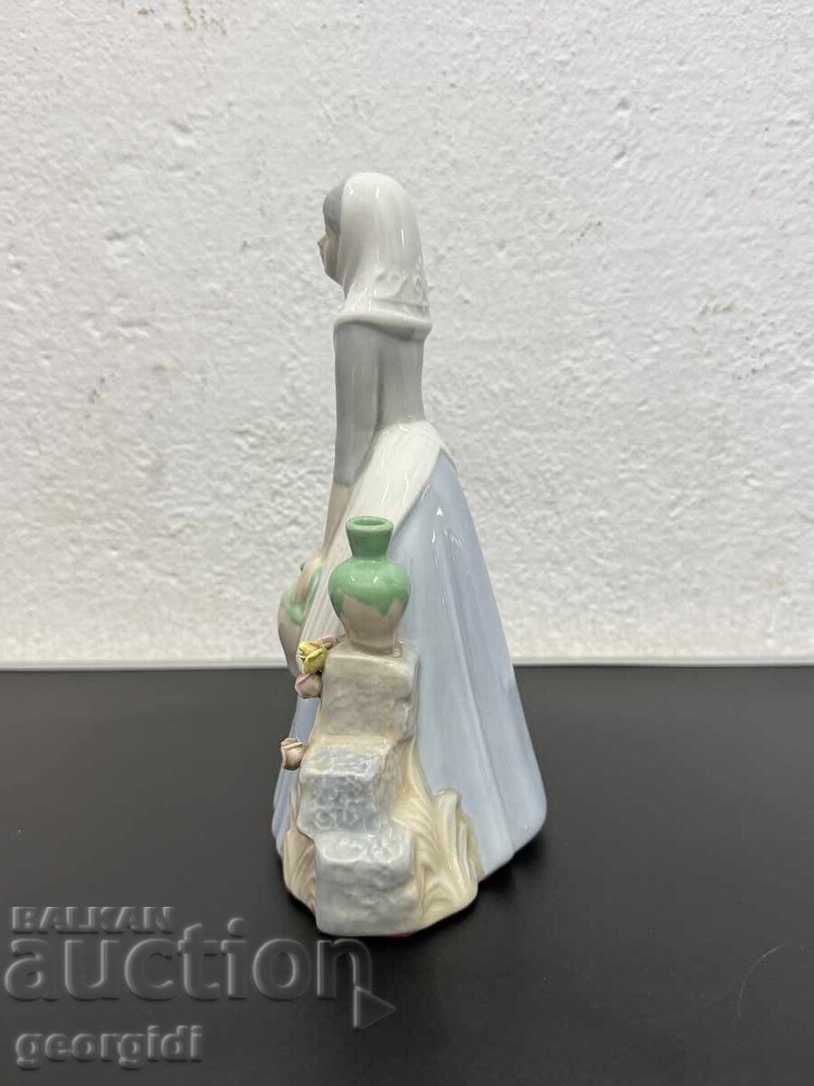 Auction Spanish porcelain figurine of a girl with pitchers in her hands No. 82 Auction Spanish porcelain figurine of a girl with pitchers in her hands No. 82