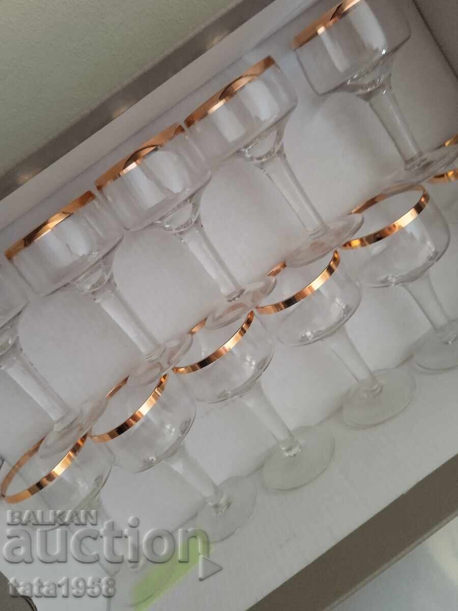 Pahare cu auritură pentru lichior, 11 bucăți cu preț € 24.00 | 46.94 BGN Pahare cu auritură pentru lichior, 11 bucăți cu preț € 24.00 | 46.94 BGN