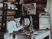 ΣΤΟ ΕΡΓΑΣΤΗΡΙΟ - ΠΟΛΗ ΒΡΑΤΣΑ 1934