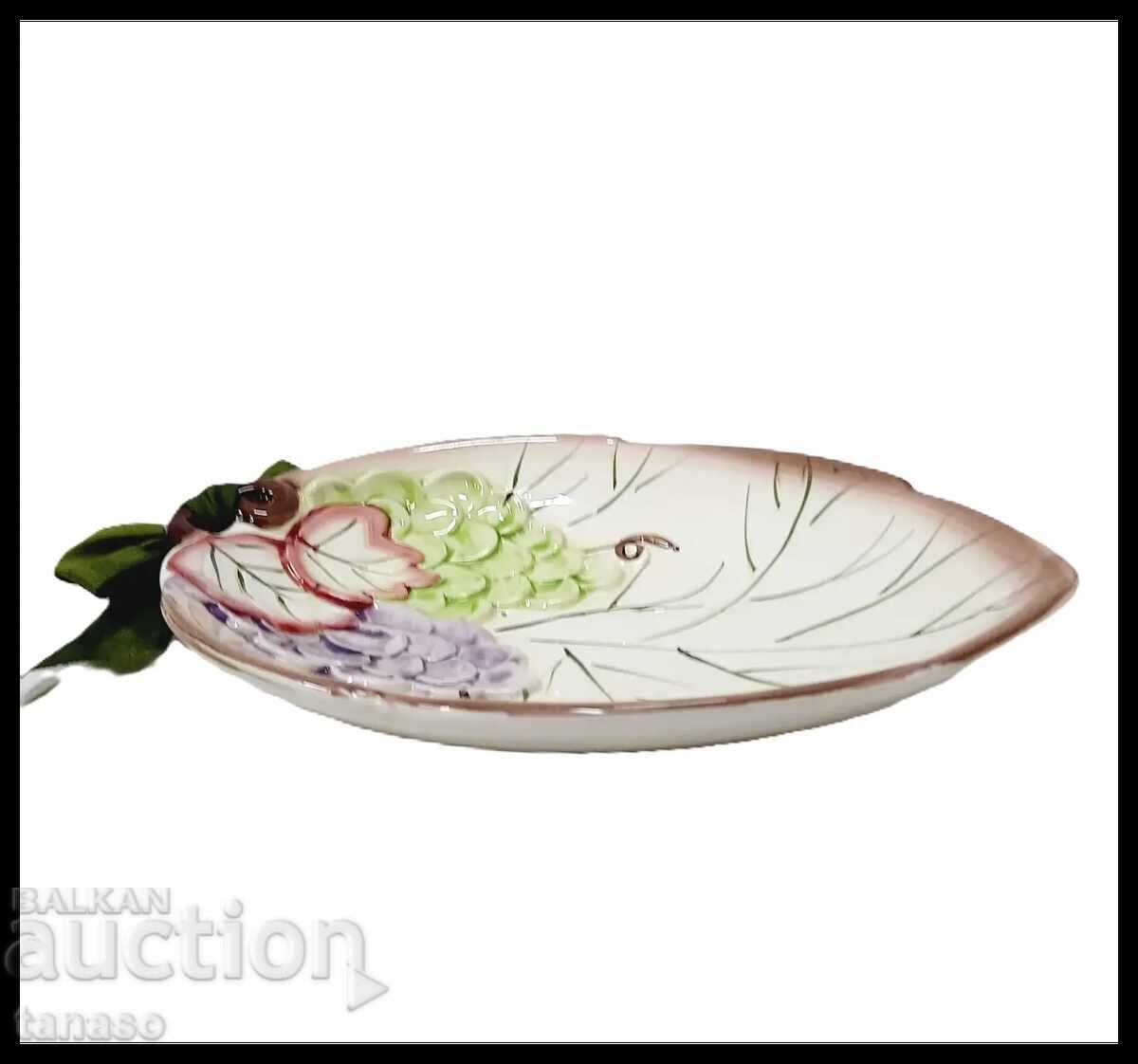 Farfurie decorativă din ceramică vintage – formă de frunză cu struguri cu preț € 12.00 | 23.47 BGN