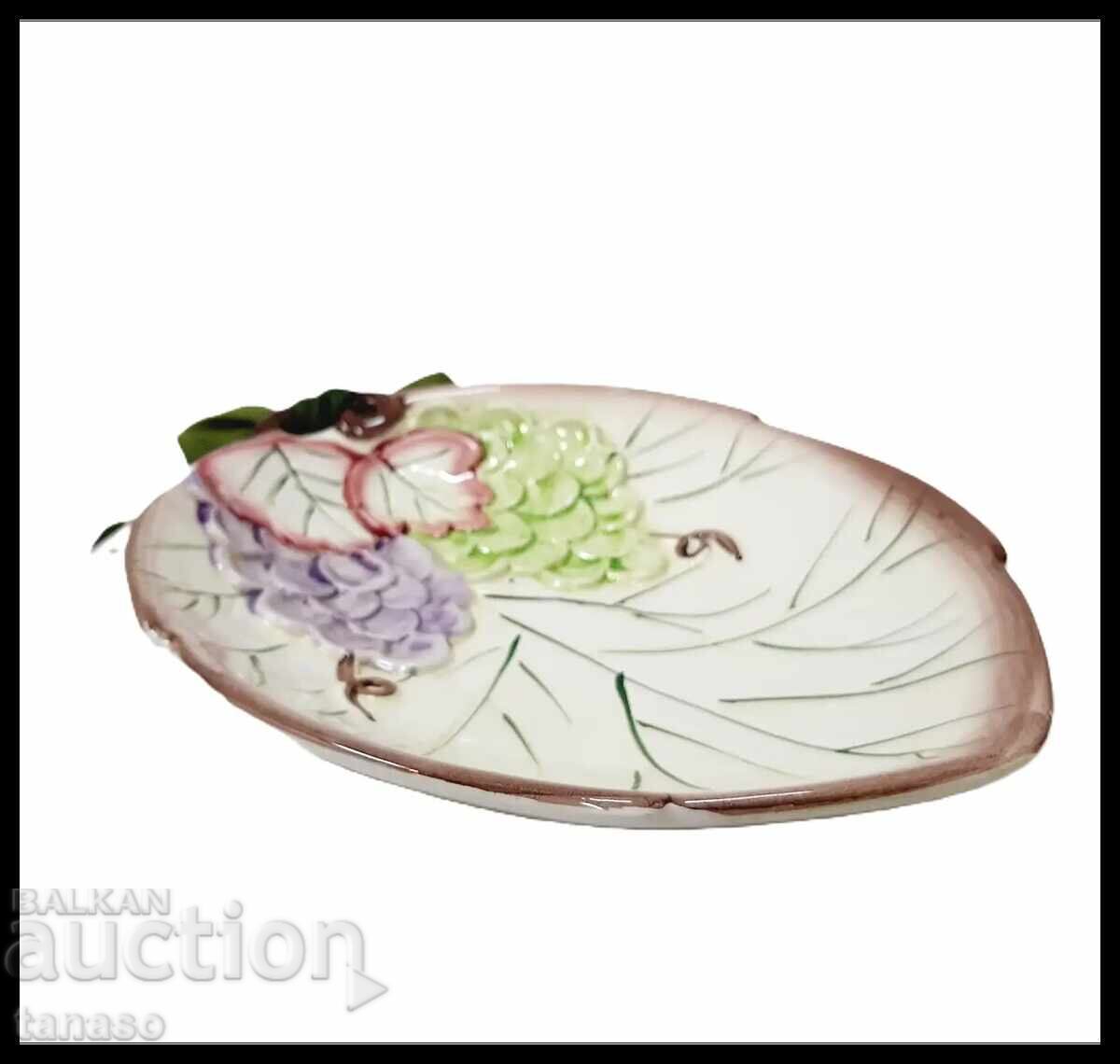 Licitație Farfurie decorativă din ceramică vintage – formă de frunză cu struguri