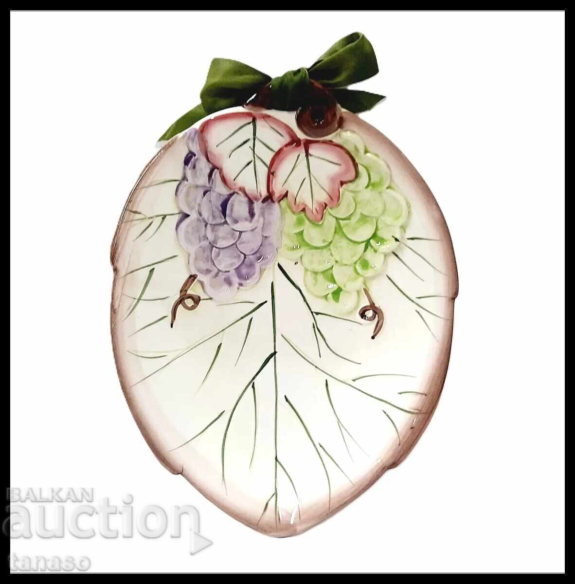 Livrarea Farfurie decorativă din ceramică vintage – formă de frunză cu struguri