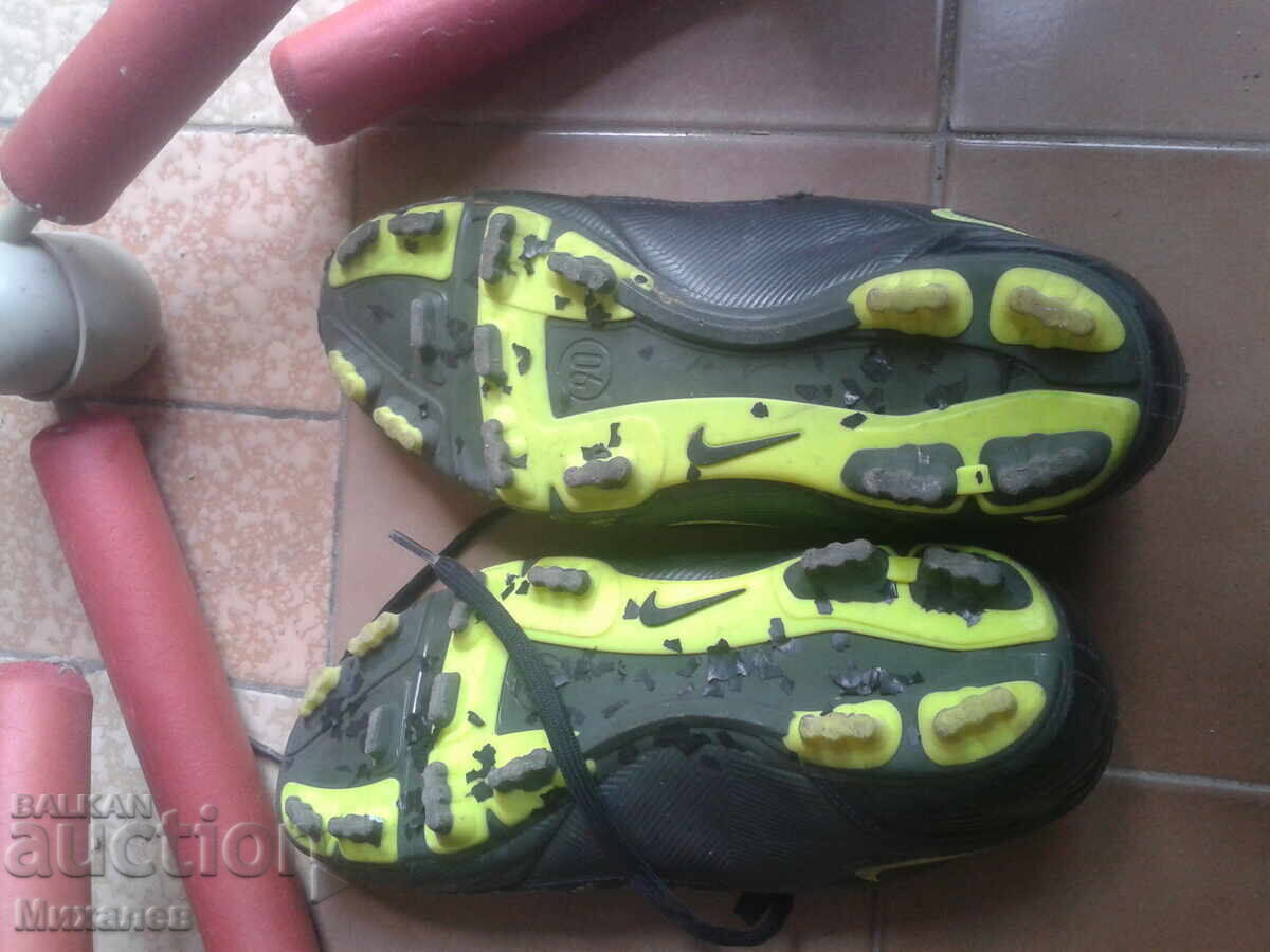 Ghete de fotbal + aparat de fitness cu preț € 2.20 | 4.30 BGN