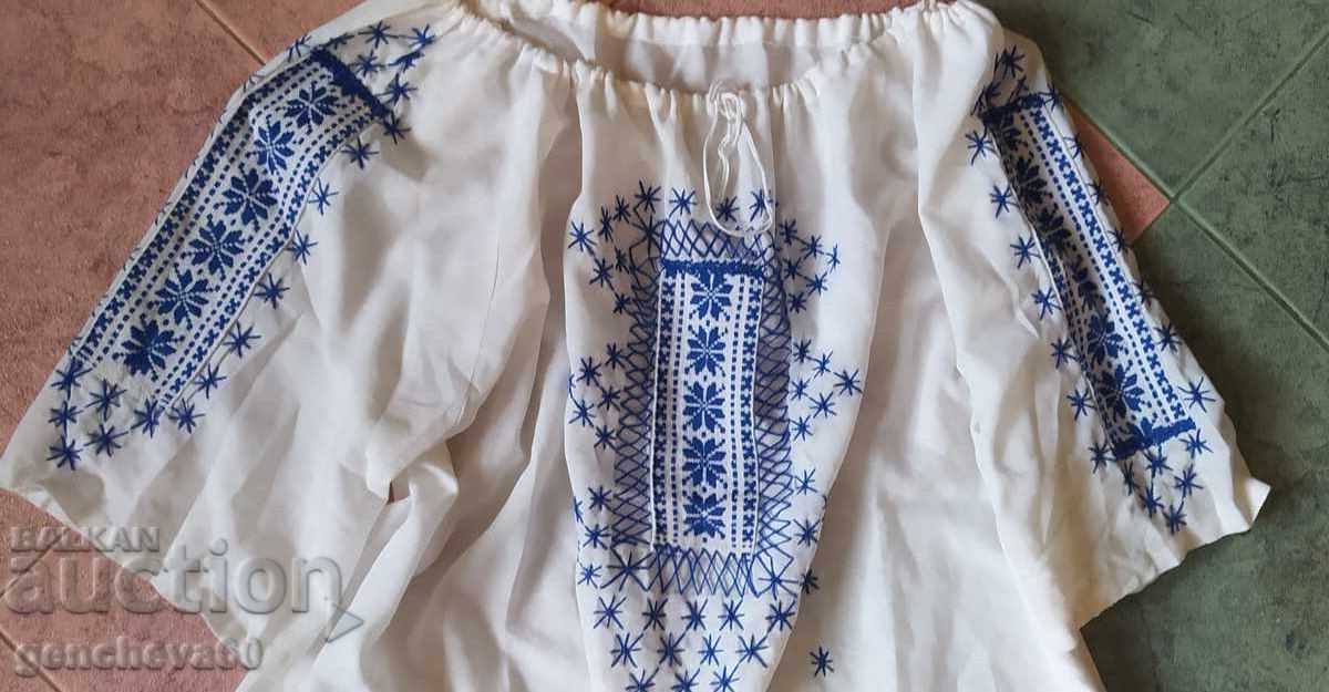 Delivery of Vintage cotton blouse with trim and embroidery