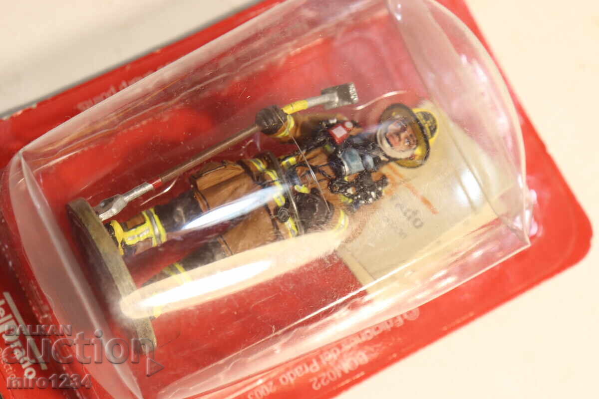 DEL PRADO FIREMAN FIREFIGHTER FIGURINE UNIFORM - 5