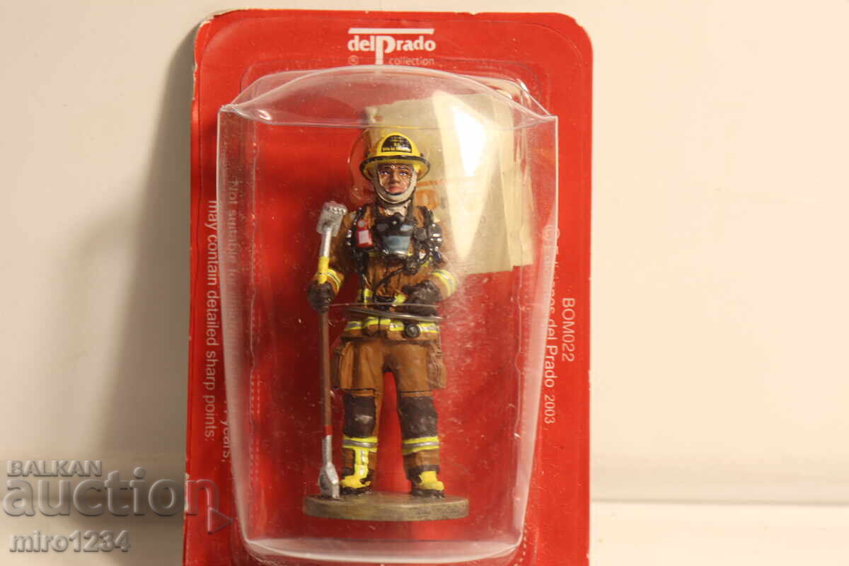 DEL PRADO FIREMAN FIREFIGHTER FIGURINE UNIFORM - 6