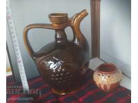 Veche cană din ceramică glazurată