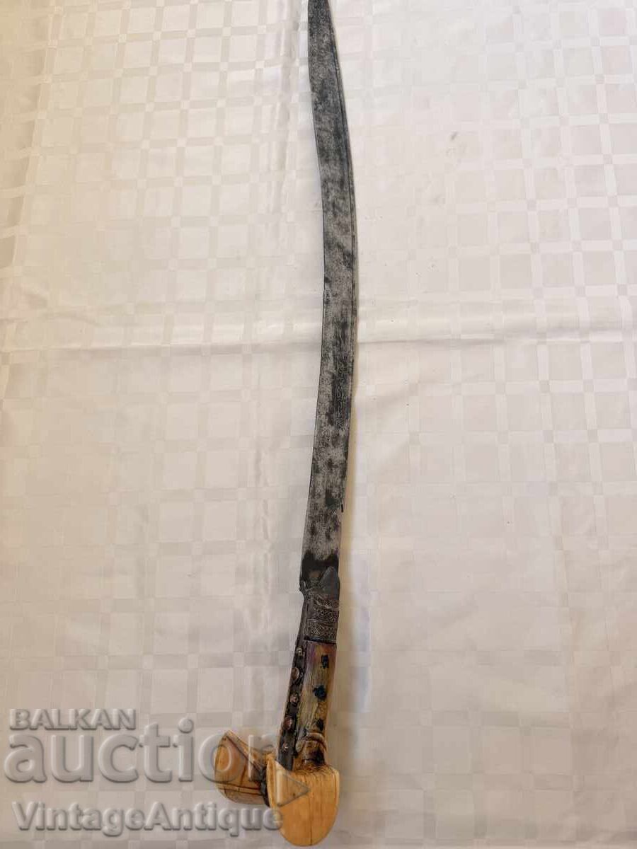 Iatagan otoman cu decorațiuni din coral și inscripție – secolul al XIX-lea cu preț € 2500.00 | 4889.59 BGN
