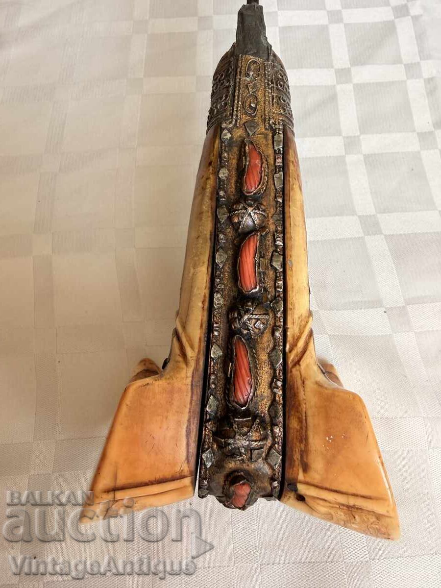 Iatagan otoman cu decorațiuni din coral și inscripție – secolul al XIX-lea