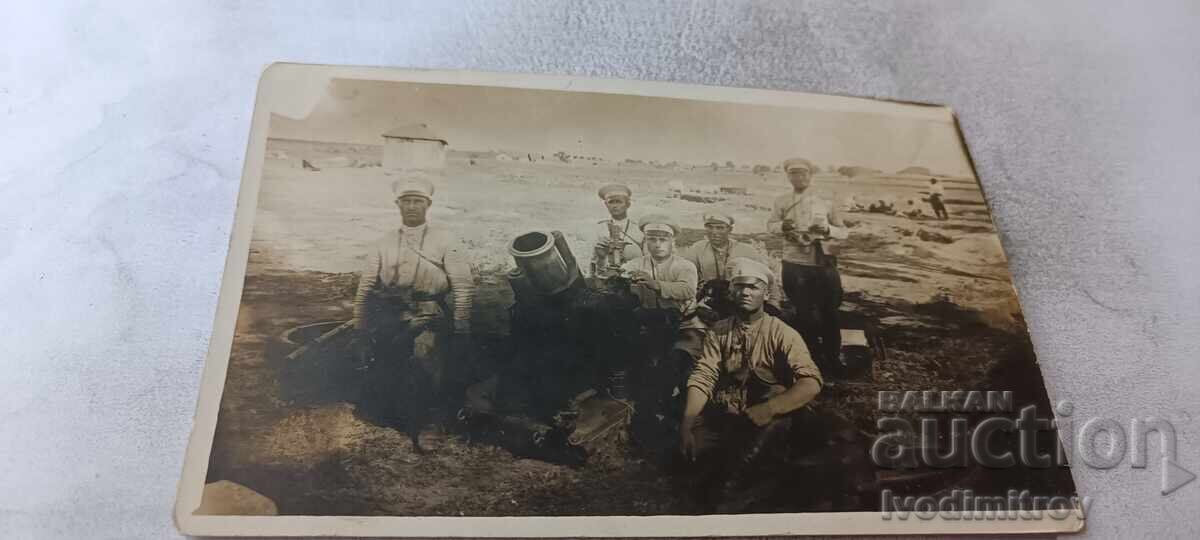 Photograph Officers and soldiers from the 2nd Artillery Regiment with a Mortar