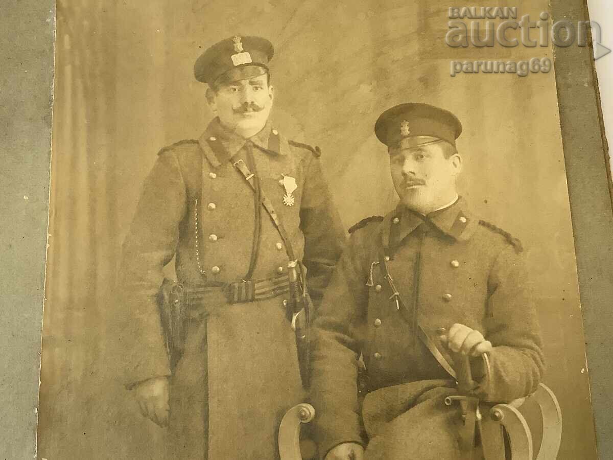 Portret al unor militari înarmați cu preț € 8.00 | 15.65 BGN