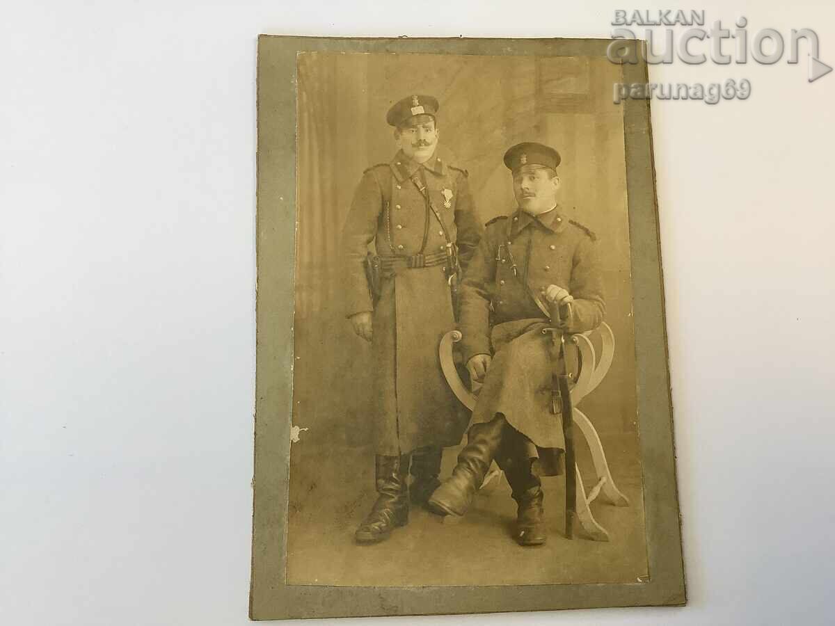 Portret al unor militari înarmați