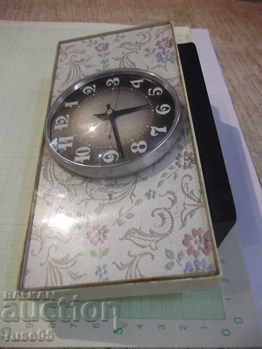Licitație Ceas de masă "Molnija" cu decor floral, cu mecanism pe 7 zile, funcțional Licitație Ceas de masă "Molnija" cu decor floral, cu mecanism pe 7 zile, funcțional