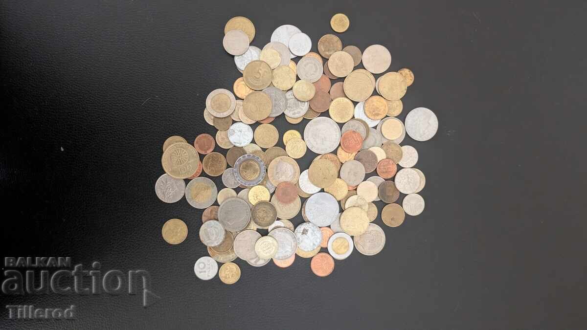 Няколко монети от различни държави 1 с цена € 1.00 | 1.96 лв.