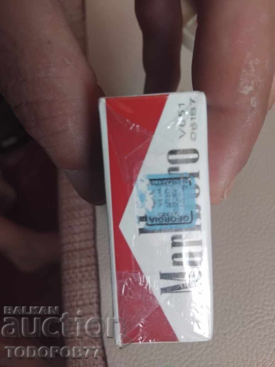 Delivery of "Marlboro" cigarette pack