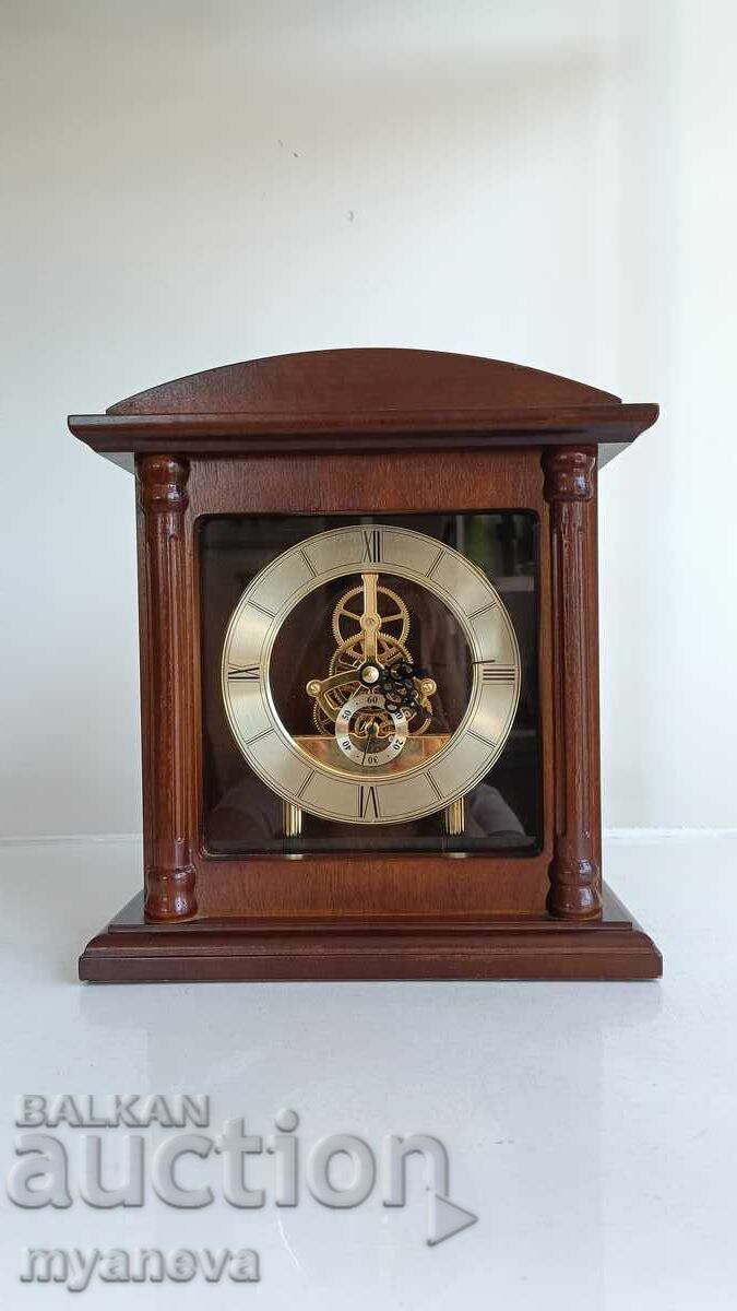 Auction Vintage design, table clock with quartz movement Auction Vintage design, table clock with quartz movement