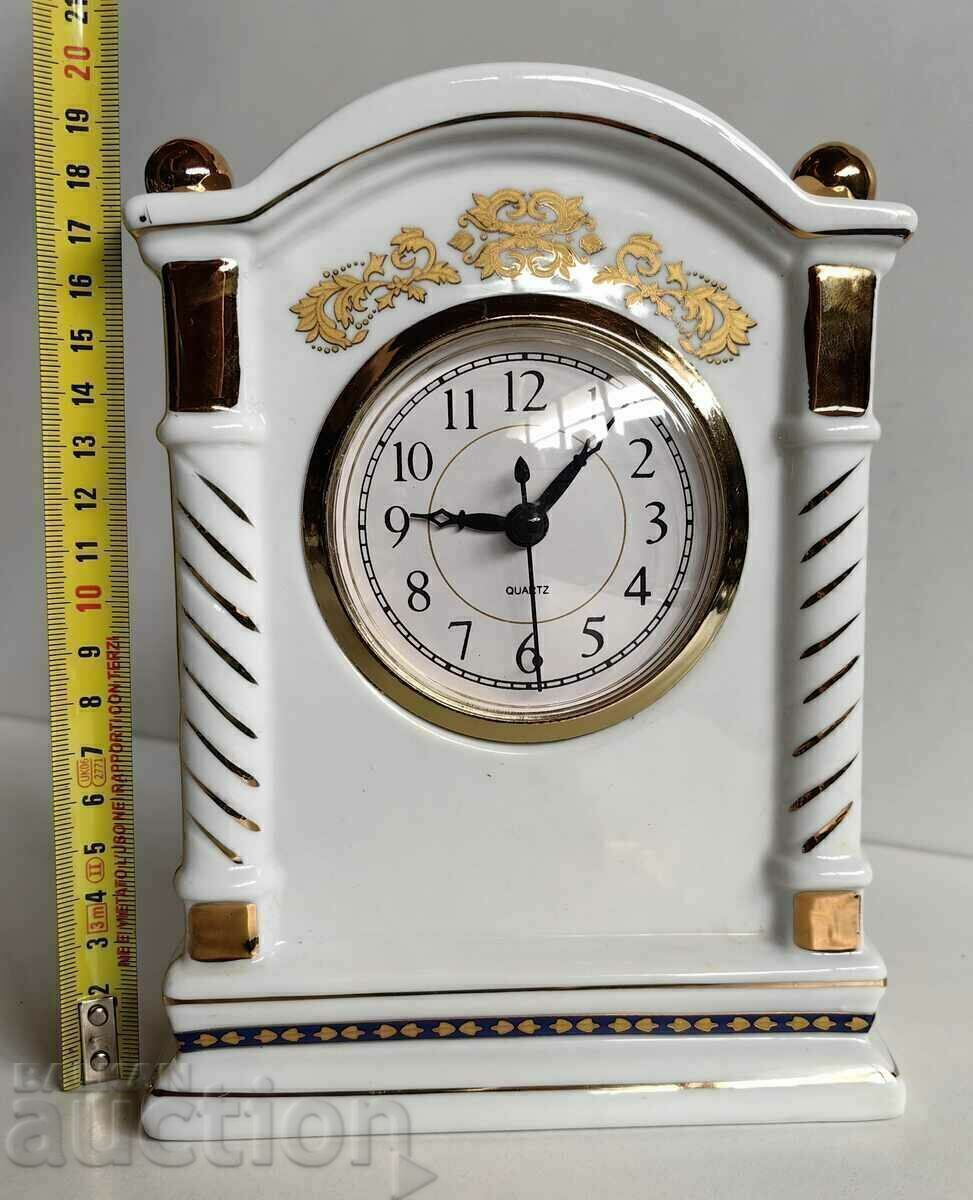 BEAUTIFUL PORCELAIN TABLE CLOCK QUARTZ HEALTHY WORKING
