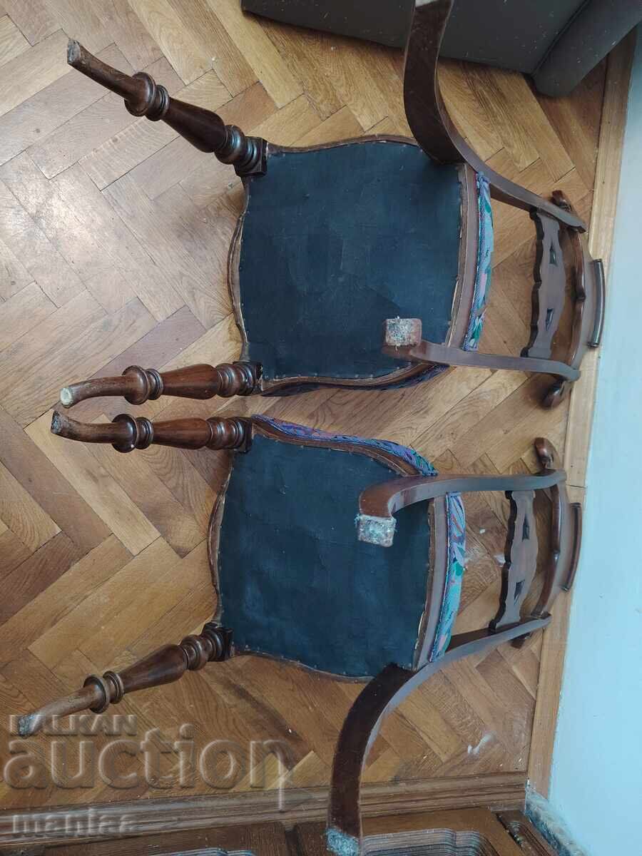 Παράδοση Παλιές μασίφ ξύλινες καρέκλες + τραπεζάκι