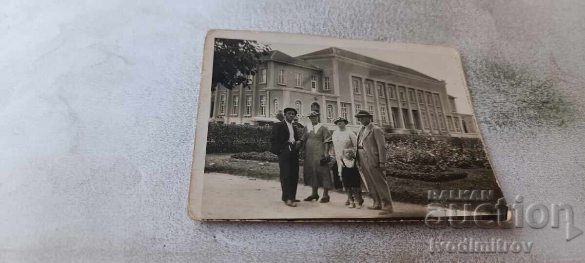Fotografie bărbați, femei și băiețel Fotografie bărbați, femei și băiețel