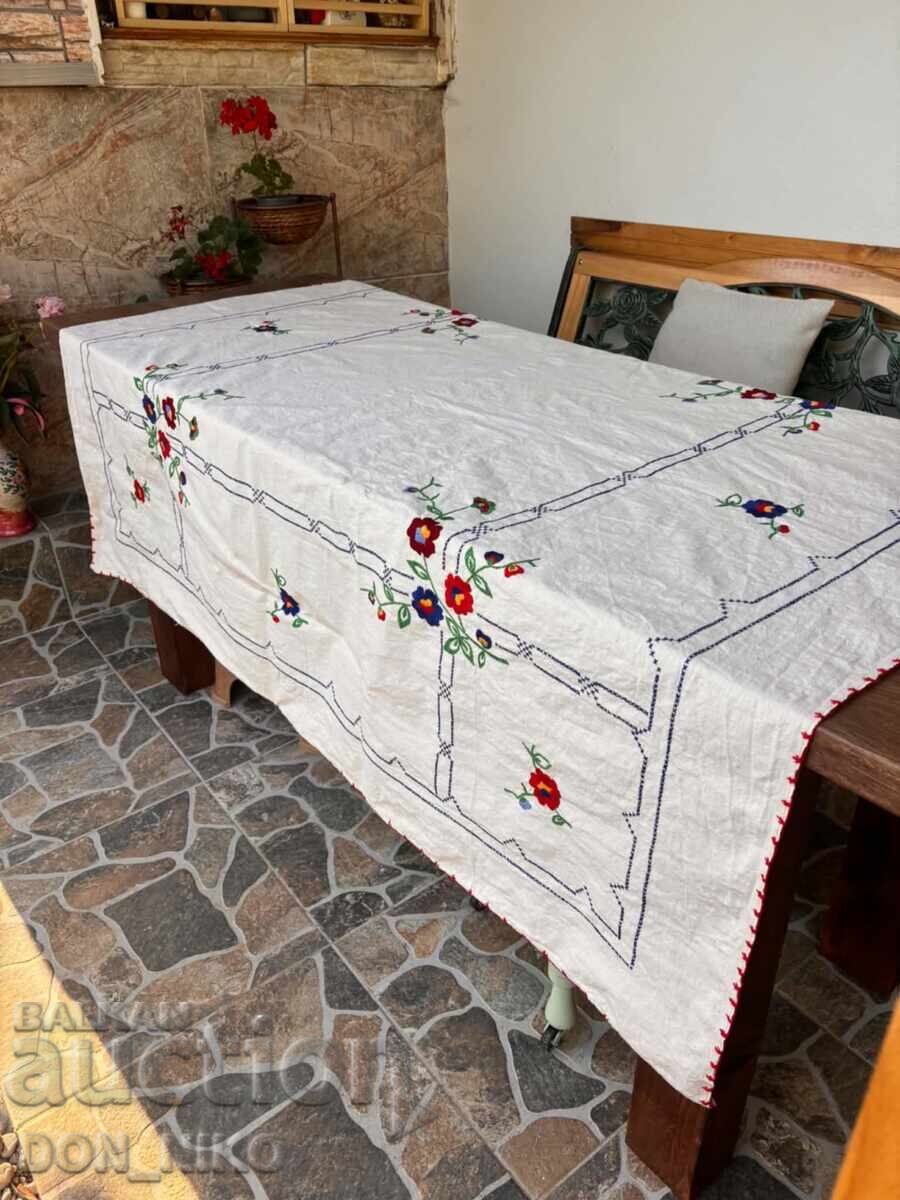 Licitație Față de masă brodată manual Licitație Față de masă brodată manual