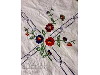 Față de masă brodată manual