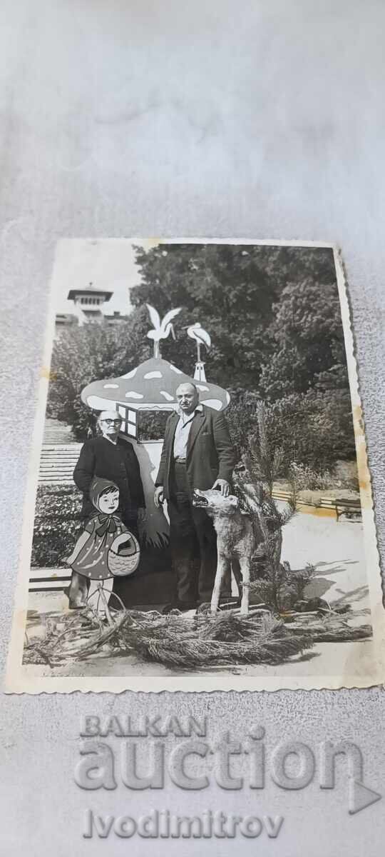 Photo Velingrad Man and woman in front of the CSPU palace 1974