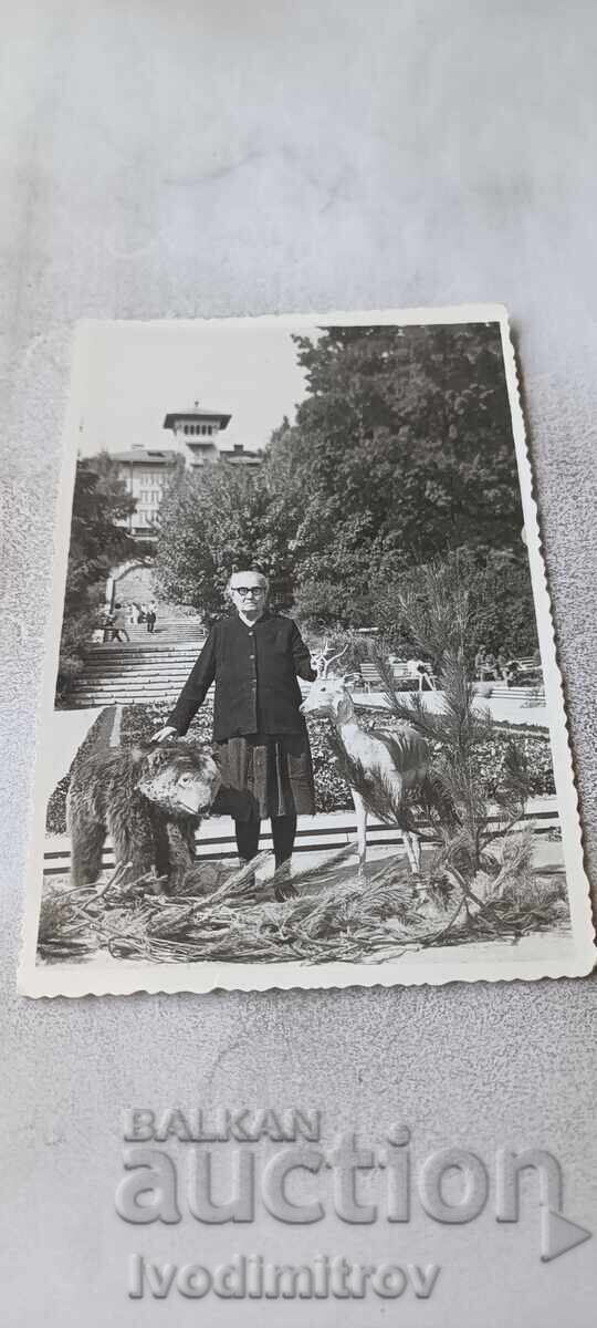 Fotografie Velingrad Femeie în fața palatului CSPC Fotografie Velingrad Femeie în fața palatului CSPC