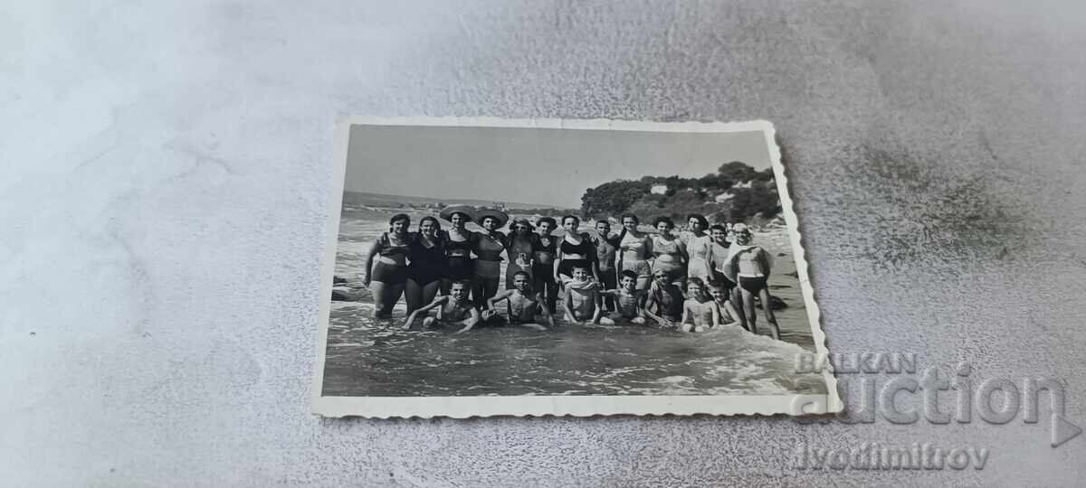 Φωτογραφία Βάρνα Γυναίκες και νέοι στην ακροθαλασσιά