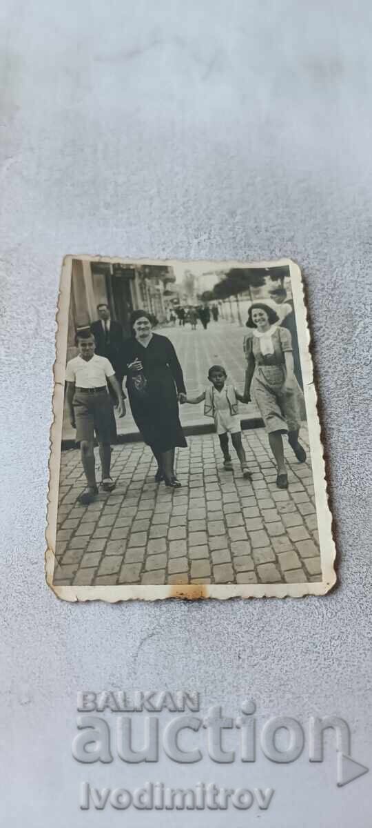Fotografie Sofia Două femei și doi băieți la plimbare