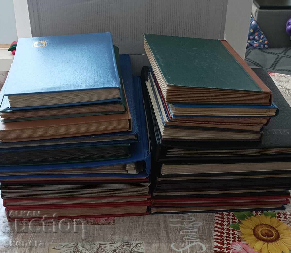 Colecție de 22 de albume cu timbre poștale din întreaga lume
