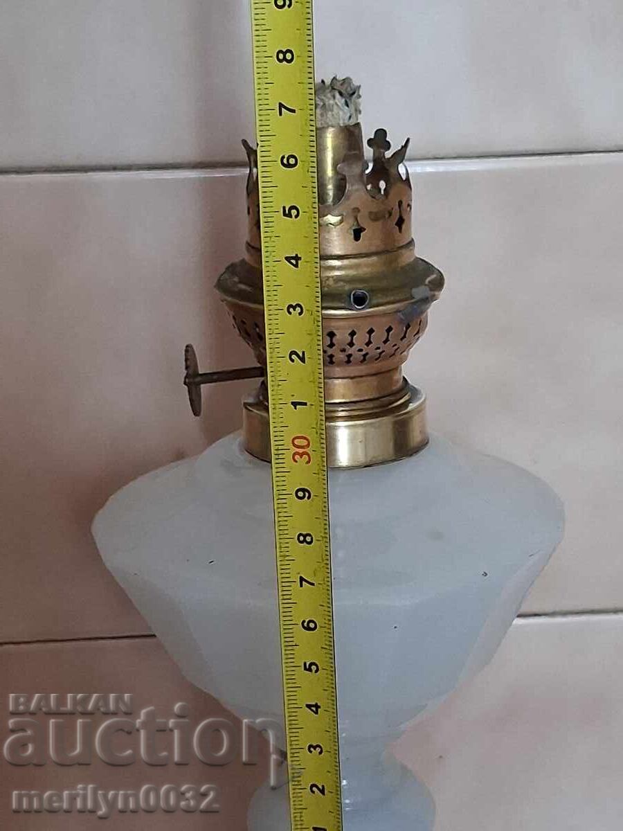 Δημοπρασία Παλιά λάμπα κηροζίνης βάση λευκό γυαλί ΠΡΩΤΟΤΥΠΟ