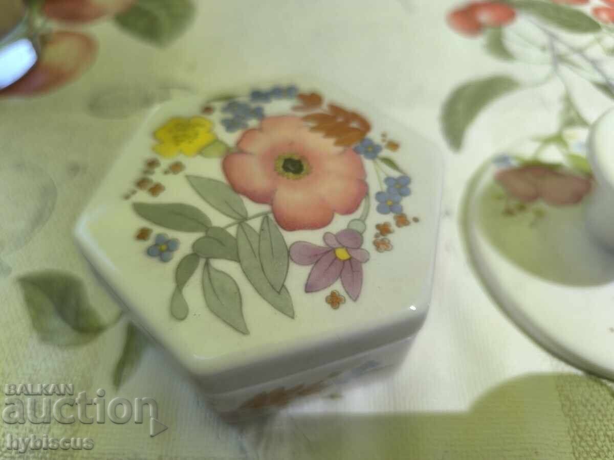 Αγγλική πορσελάνη Wedgwood Meadow Sweet, κουτάκι και κηροπήγιο με τιμή € 35.00 | 68.45 BGN