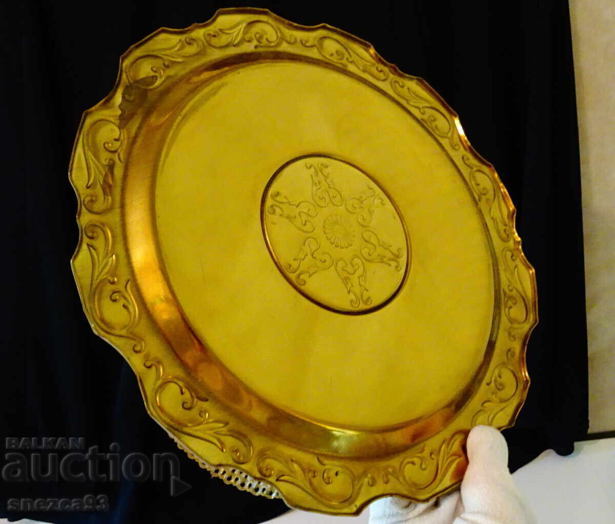 Licitație Tavă aurită din bronz, ornamente în relief Licitație Tavă aurită din bronz, ornamente în relief