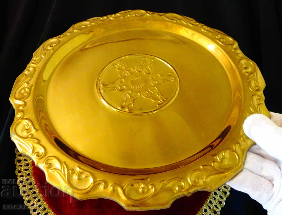 Tavă aurită din bronz, ornamente în relief Tavă aurită din bronz, ornamente în relief