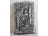Brichetă de colecție ZIPPO, 2 revolvere, în relief