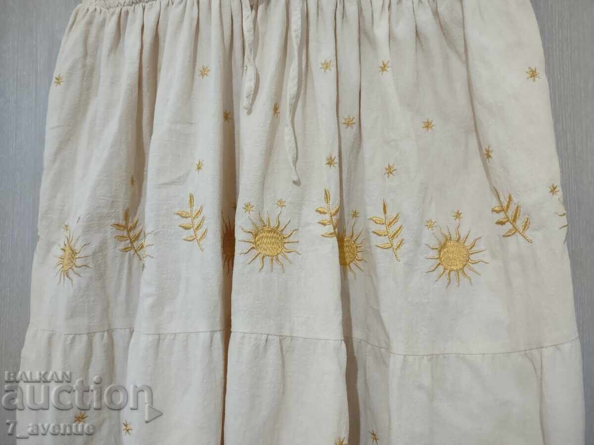 Рокля L-XL лятна, дълга, слънчева, памучна с бродерии с цена € 99.00 | 193.63 лв.