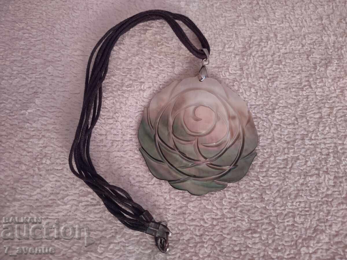 Colier lănțișor bijuterie cu floare mare din sidef cu preț € 29.00 | 56.72 BGN