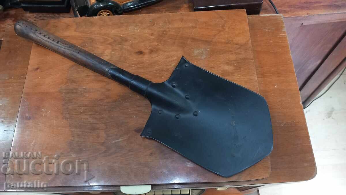 Trench shovel entrenching tool