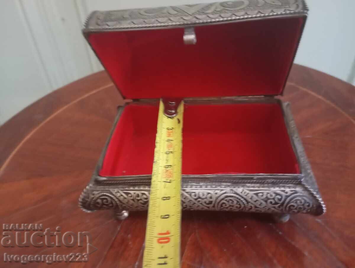 Delivery of Silver-plated metal jewelry box