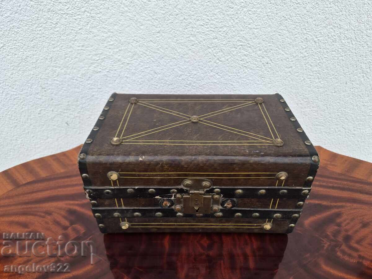 Cutie de bijuterii vintage din lemn!!! cu preț € 2.50 | 4.89 BGN Cutie de bijuterii vintage din lemn!!! cu preț € 2.50 | 4.89 BGN