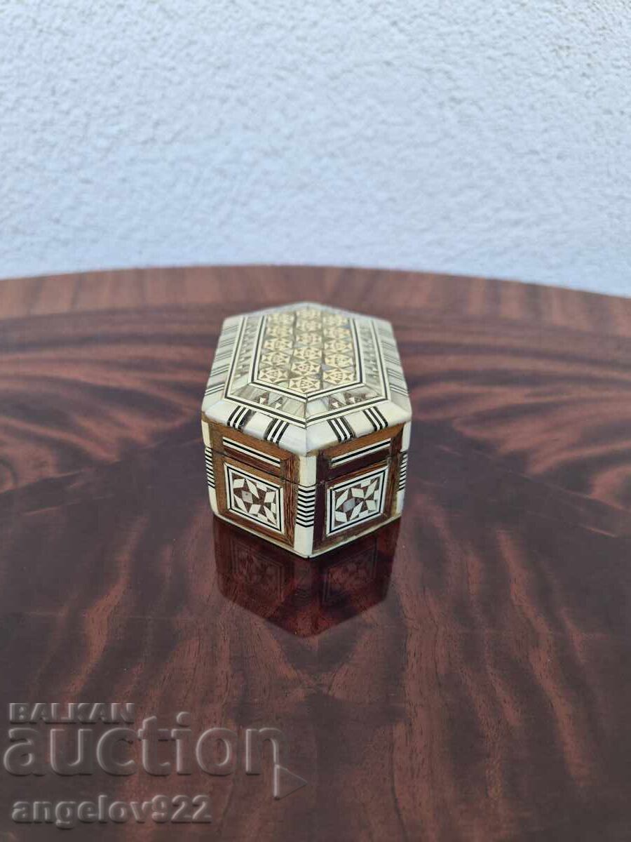 Auction  Beautiful wooden jewelry box with inlay!!!