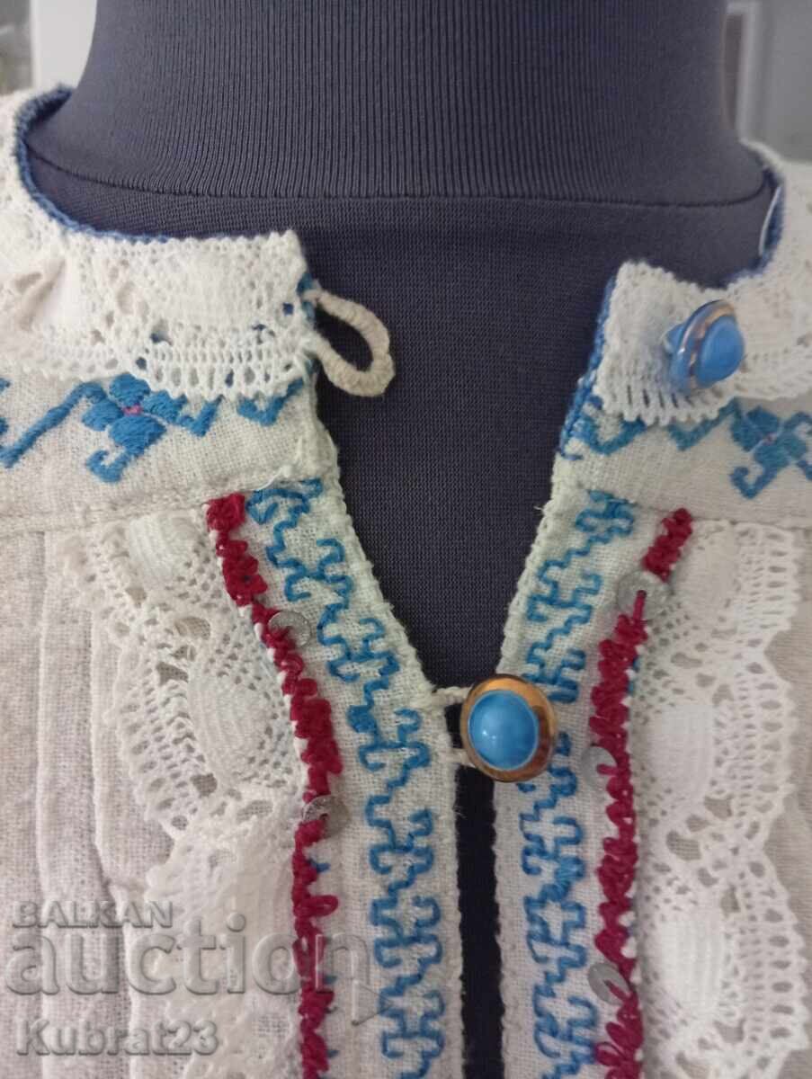 Auction  Northern folk shirt with apron